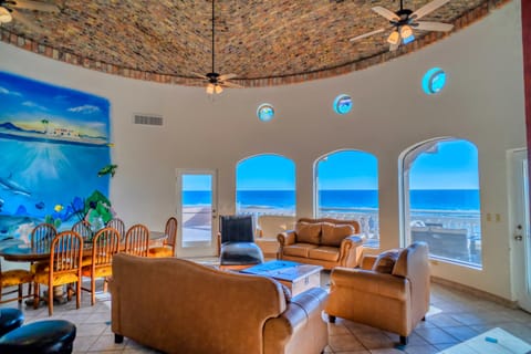 Open floorplan, kitchen, living and dining area
