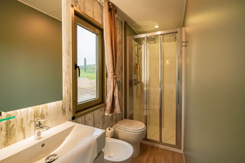 Mobile Home | Bathroom | Shower, free toiletries, hair dryer, bidet