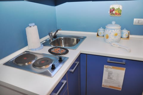 Studio | Private kitchenette | Coffee/tea maker, electric kettle