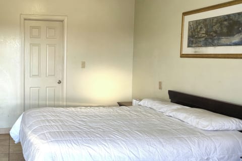 Room, 1 Queen Bed, Non Smoking | Desk, free WiFi, bed sheets