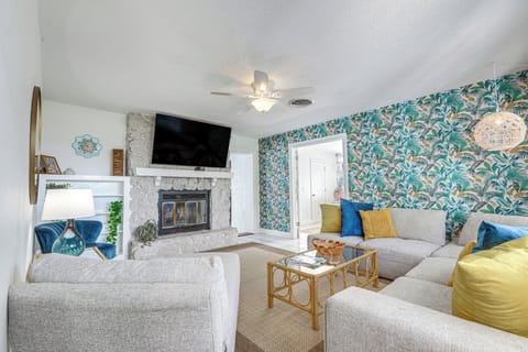 Living Room | Free WiFi | Smart TV | Fireplace | Central A/C