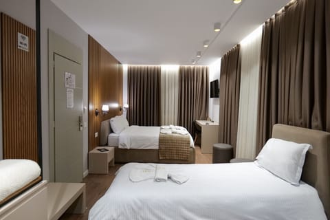 Room, Balcony, Park View | Iron/ironing board, free WiFi