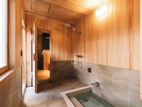 Luxury Room | Bathroom | Separate tub and shower, free toiletries, hair dryer, slippers