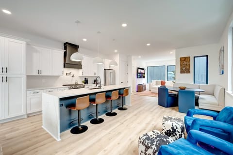 Discover this chic Downtown Nashville oasis, perfect for large groups to unwind after exploring Music City. Enjoy spacious kitchens and stylish seating, ideal for family reunions or bachelorette parties, just steps from Nashville’s nightlife and attractions.