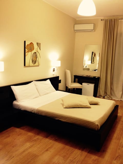Classic Double Room (private external bathroom) | Premium bedding, minibar, desk, blackout drapes
