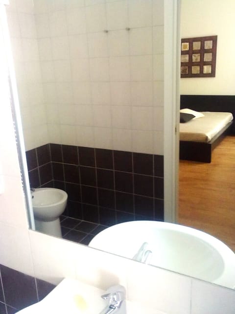 Premium Studio Suite, Ensuite | Bathroom | Shower, hair dryer, bidet, towels