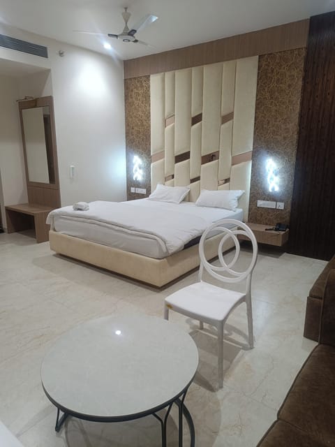 Deluxe Double Room, Balcony, City View | Desk, laptop workspace, WiFi (free)