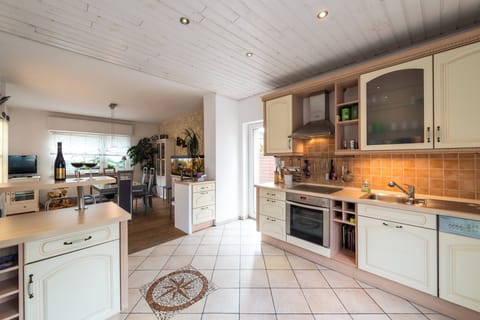 Ferienhaus am Sonnenberg | Private kitchen | Full-size fridge, oven, stovetop, dishwasher