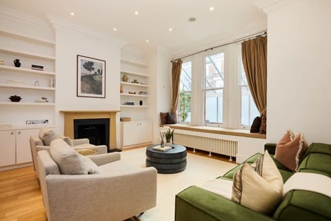 House (5 Bedrooms) | Living area