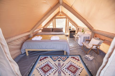 Signature Tent, Hill View | Hypo-allergenic bedding, pillowtop beds, free minibar
