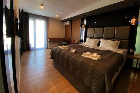 Deluxe Double Room | Desk, laptop workspace, soundproofing, iron/ironing board