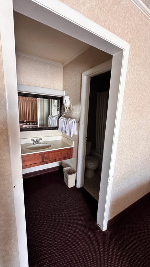 Basic Single Room | Bathroom | Separate tub and shower, towels, soap, toilet paper