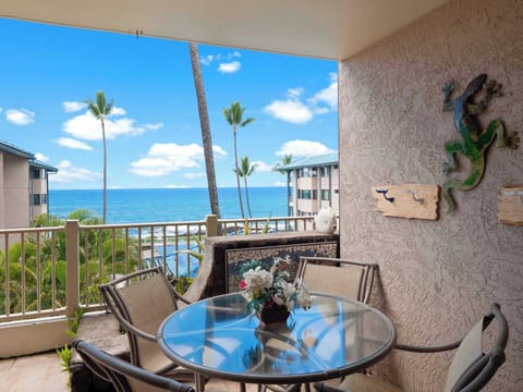 Private lanai with outdoor seating