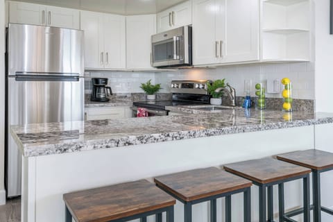 Full kitchen w/ blender, coffee machine, toaster, hot water kettle, cutlery and more!