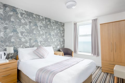 Double Room, Sea View | Desk, bed sheets