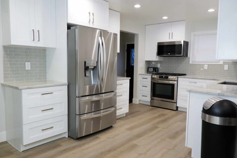 Fully stocked kitchen with all the essentials!