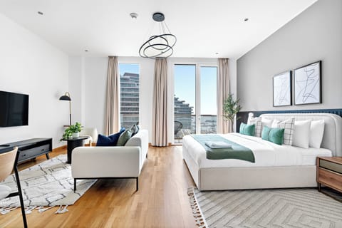 Grand Studio, 1 Queen Bed | Interior