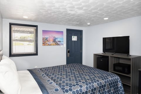 Room, 1 Queen Bed | Desk, rollaway beds, free WiFi, bed sheets