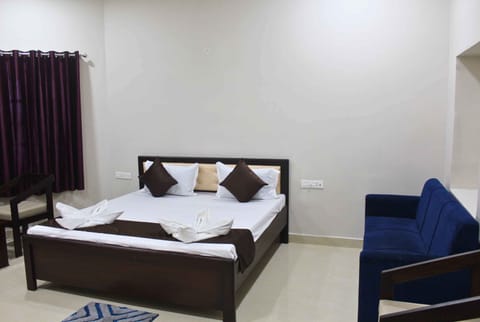 Deluxe Double Room, Balcony, City View | Desk, laptop workspace, soundproofing, WiFi (free)