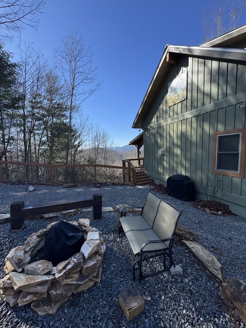 Fire Pit - Fire pit area with a mountain view.