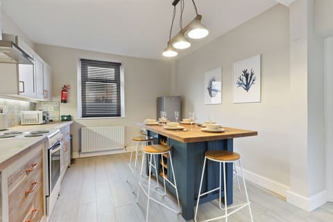 Cottage | Private kitchen | Coffee/tea maker, electric kettle, toaster, dining tables