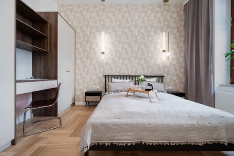 Bedroom with Queen Bed and Workspace | Book Now with RENTUJEMY.COM