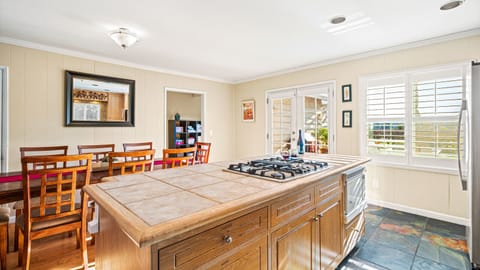 Large island stovetop perfect to make a lovely dinner