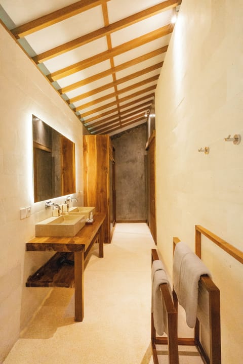 Deluxe Double Pool Access with Sea View | Bathroom | Shower, free toiletries, hair dryer, bathrobes