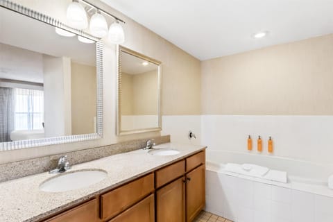 Combined shower/tub, free toiletries, hair dryer, towels