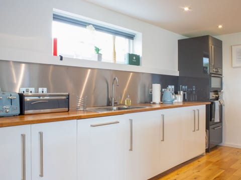 Kitchen Appliance, Kitchen, Countertop, Interior Design, Cabinetry, Flooring, Major Appliance, Furniture, Home Appliance, Wood