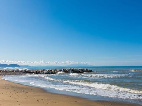 Sky, Blue, Water, Body Of Water, Beach, Water Resources, Horizon, Coast, Coastal And Oceanic Landforms