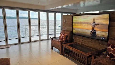 Apartment, 2 Bedrooms, Accessible, Smoking | Living room