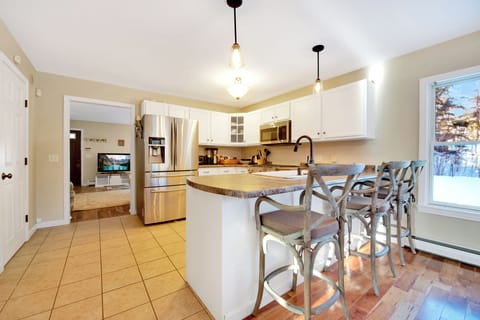 This bright kitchen is ready for some home cooked meals!