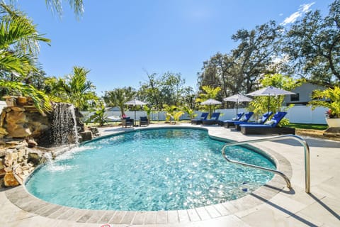 Heated saltwater pool/waterfall grotto - your private Oasis for relaxation & fun