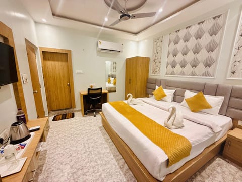 Luxury Suite, Balcony, Garden View | Soundproofing, WiFi (free)