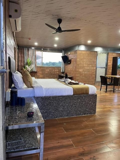 Deluxe Double Room, City View | Desk, laptop workspace, free WiFi