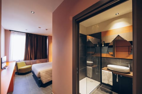 Classic Room | Minibar, in-room safe, desk, laptop workspace