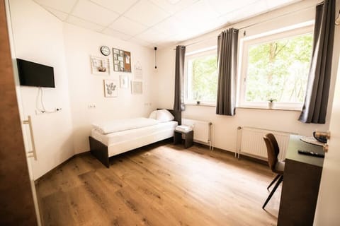 Modern eingerichtetes  Schlafzimmer mit  Blick zur Vechte und ins Grüne