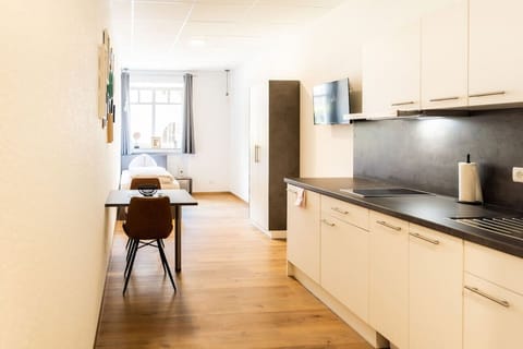 Ein sehr schönes kompaktes Studio  mit Flur, Küche, Bad und Schlafbereich