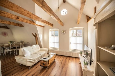 liebevoll eingerichtetes Wohnzimmer mit Esszimmer im Hintergrund