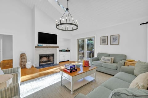 19 Dewberry Lane - Beautiful living room area