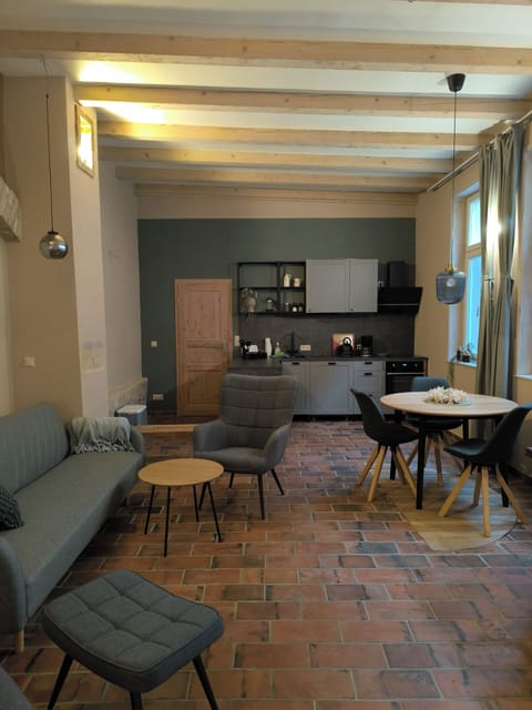 Studio, 1 Bedroom, Smoking, Patio | Living room