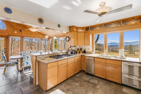 Chef's Kitchen w/ Gas Stove, Stainless Steel Appliances & Mountain Views