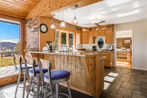 Chef's Kitchen w/ Breakfast Bar Seating
