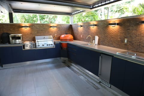 Villa Outdoor Kitchen 