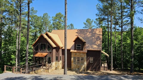 Welcome to Pine & Hearth Lodge, a spacious 6-bedroom retreat perfect for large families and groups.