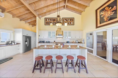 A well-equipped kitchen, ideal for preparing meals and enjoying social time.