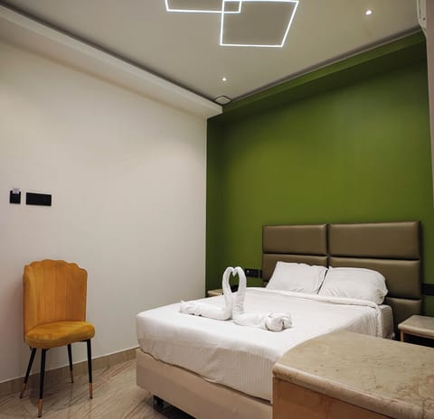 Suite | Hypo-allergenic bedding, desk, free WiFi, bed sheets