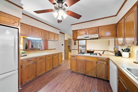 Kitchen Delight: Cook and connect with loved ones in this spacious, well-equipped kitchen!