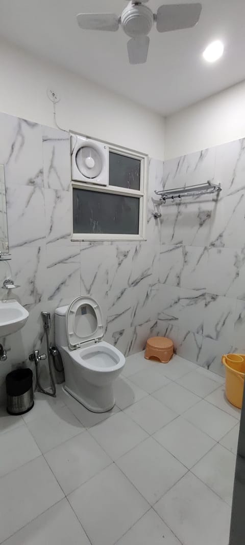 Deluxe Double Room | Bathroom | Free toiletries, soap, shampoo, toilet paper